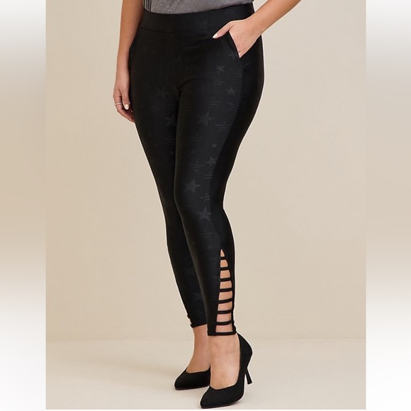 Torrid Full Length Star Embossed Lattice Pocket Legging size 00 | M/L | 12 - Picture 3 of 4